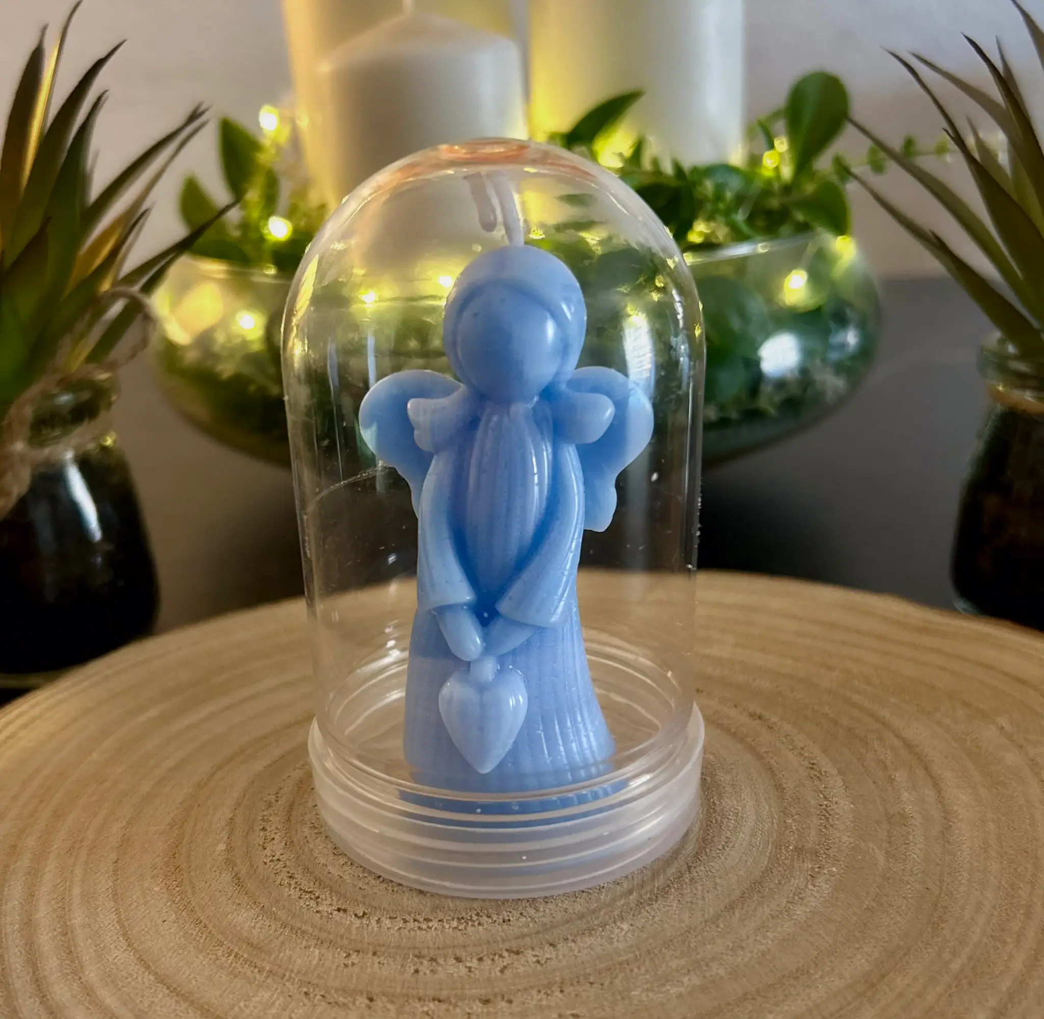 Vela artesanal en forma de ángel con detalle de corazón