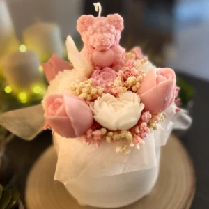 Bouquet Rosé Deluxe es una vela artesanal de gran formato que fusiona arte floral y diseño decorativo en una sola pieza.