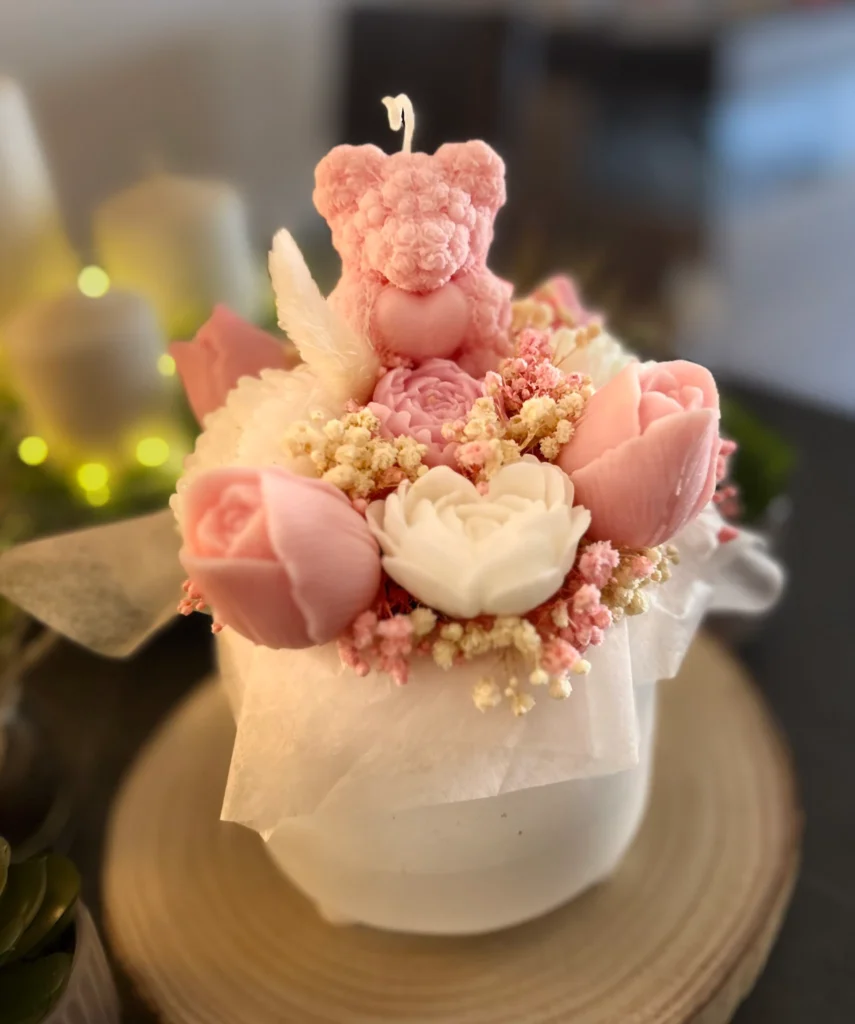 Bouquet Rosé Deluxe es una vela artesanal de gran formato que fusiona arte floral y diseño decorativo en una sola pieza.