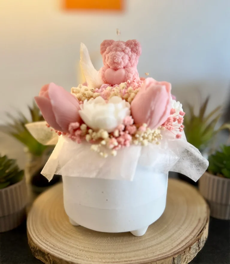 Bouquet Rosé Deluxe es una vela artesanal de gran formato que fusiona arte floral y diseño decorativo en una sola pieza.