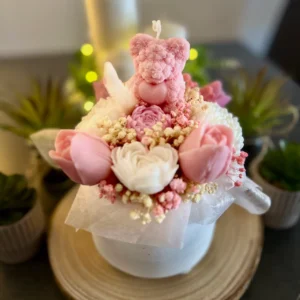 Bouquet Rosé Deluxe es una vela artesanal de gran formato que fusiona arte floral y diseño decorativo en una sola pieza.