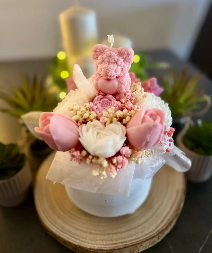 Bouquet Rosé Deluxe es una vela artesanal de gran formato que fusiona arte floral y diseño decorativo en una sola pieza.