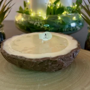 Coco Paradise es una vela artesanal diseñada para transportarte directamente a un destino tropical.