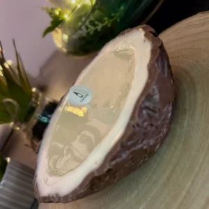 Coco Paradise es una vela artesanal diseñada para transportarte directamente a un destino tropical.