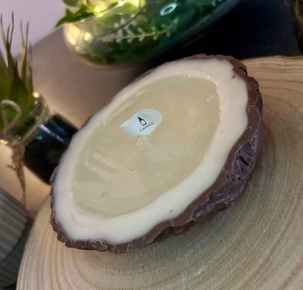 Coco Paradise es una vela artesanal diseñada para transportarte directamente a un destino tropical.