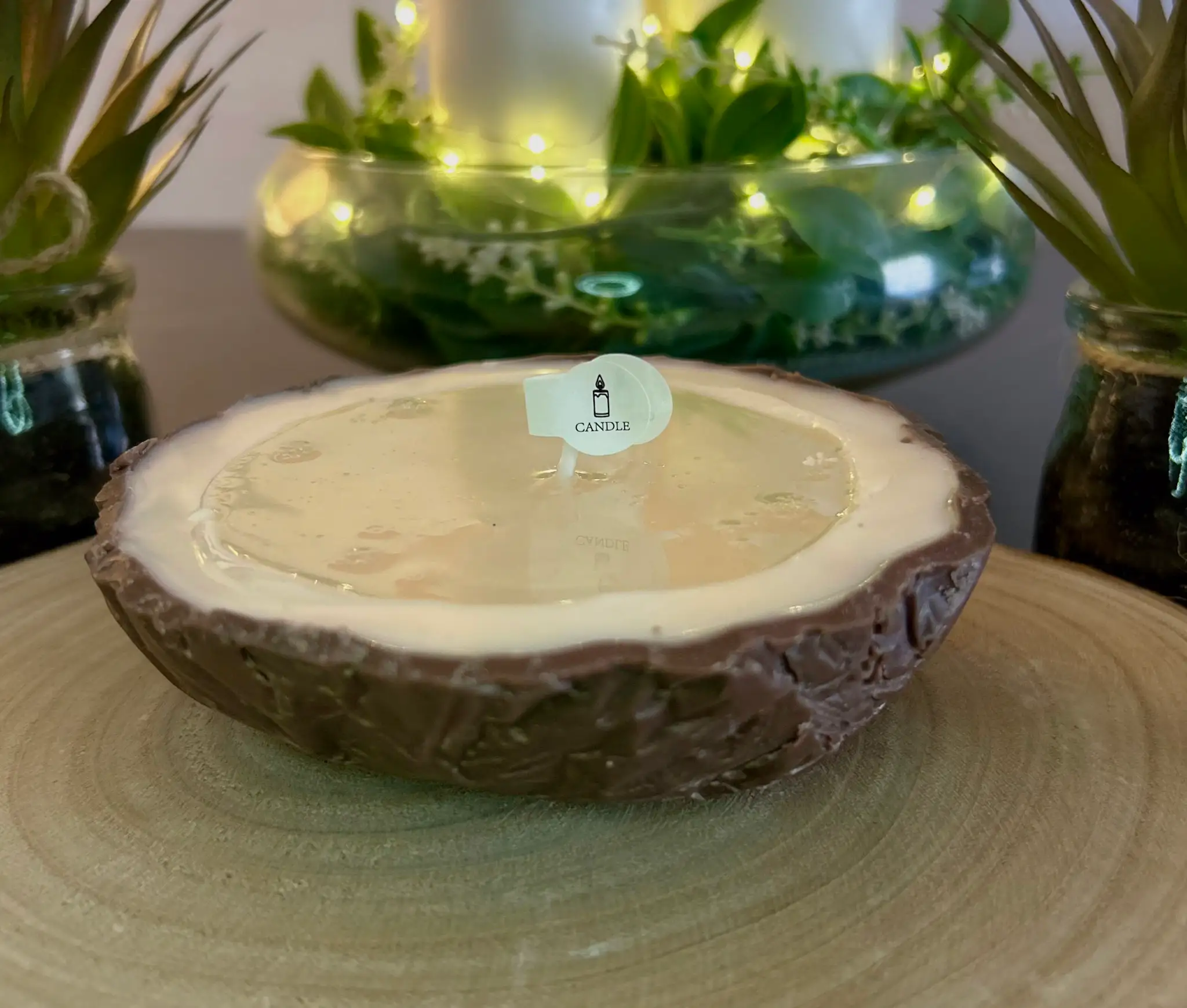 Coco Paradise es una vela artesanal diseñada para transportarte directamente a un destino tropical.