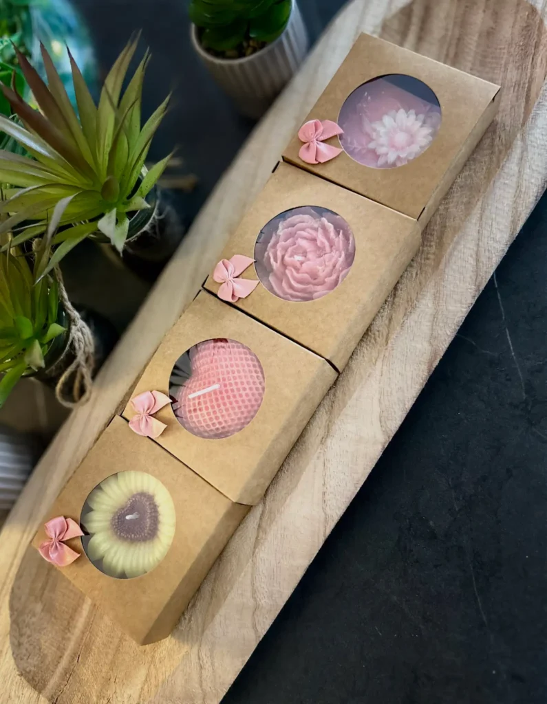 Detalles florales son velas artesanales creadas especialmente para regalar.