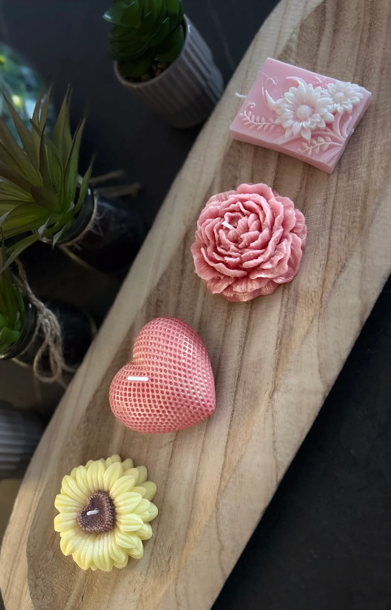 Detalles florales son velas artesanales creadas especialmente para regalar.