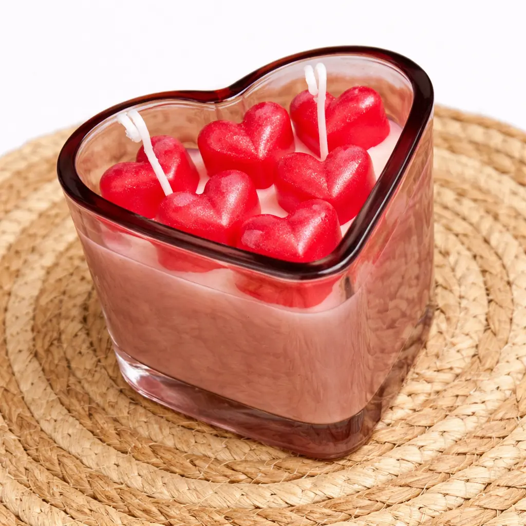 Vela artesanal en cuenco corazón con topping estilo gummies