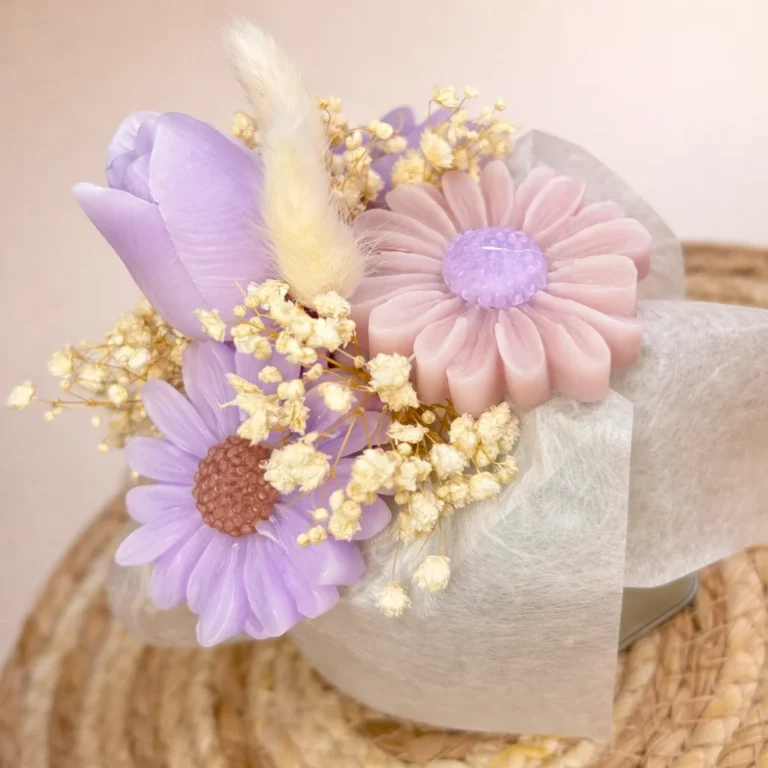 Vela Artesanal de Bouquet artesanal de flores lilas inspirado en el Día de la Mujer