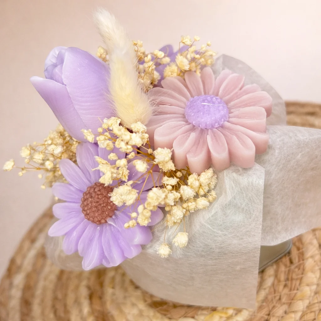 Vela Artesanal de Bouquet artesanal de flores lilas inspirado en el Día de la Mujer