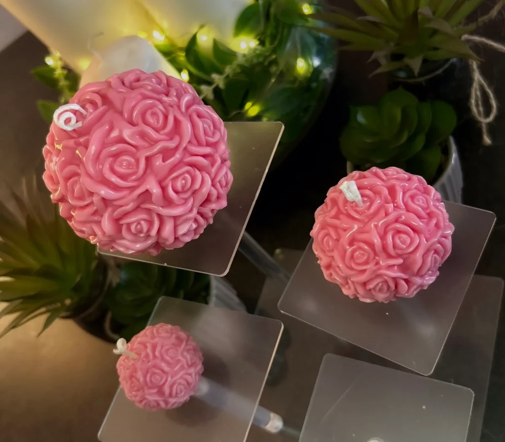 Vela artesanal de rosa con forma de esfera