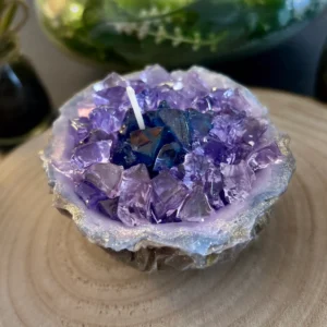 Geoda Mística es una vela artesanal inspirada en la belleza natural de las piedras preciosas.