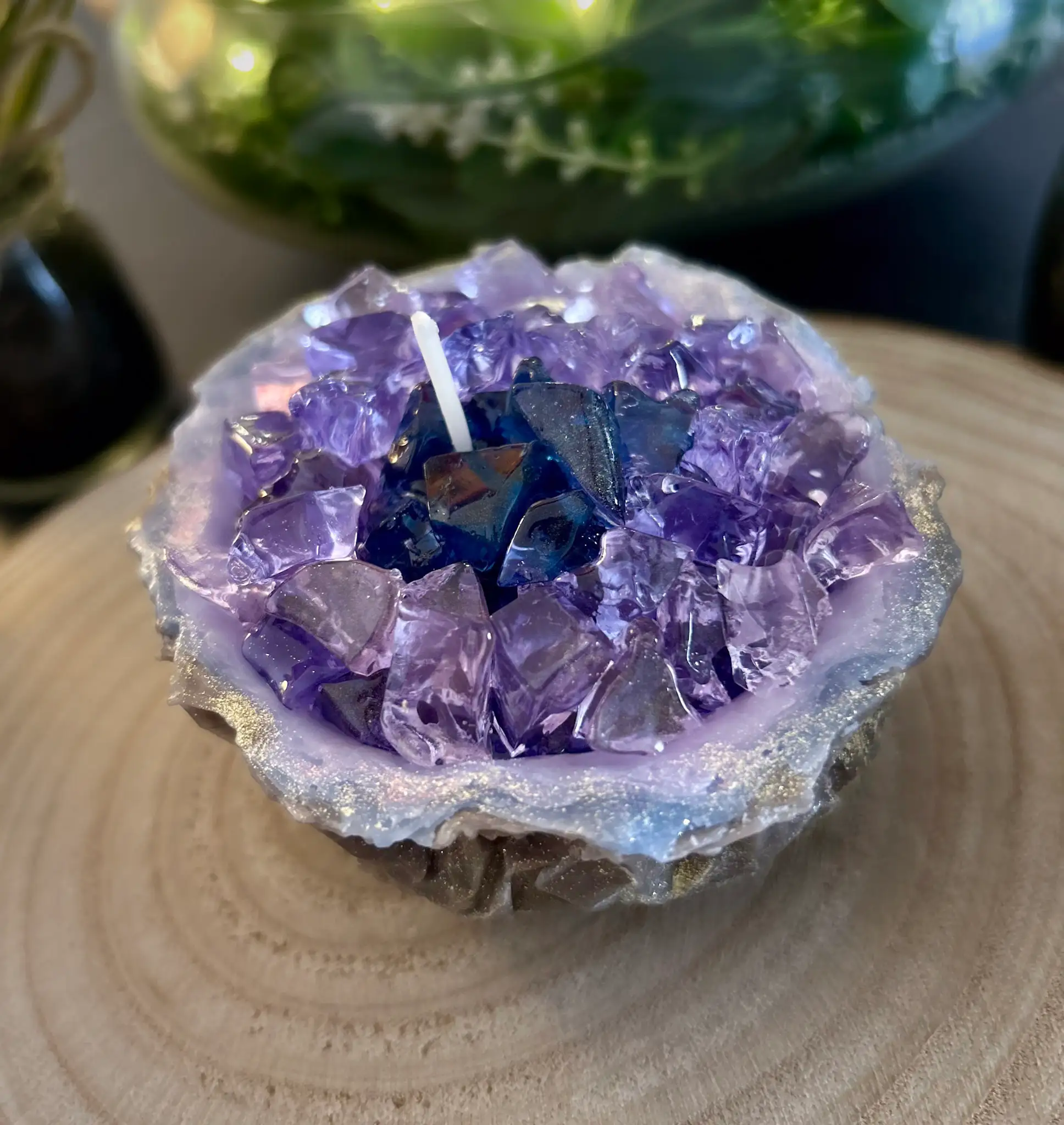 Geoda Mística es una vela artesanal inspirada en la belleza natural de las piedras preciosas.