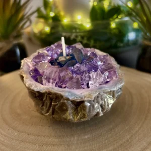 Geoda Mística es una vela artesanal inspirada en la belleza natural de las piedras preciosas.