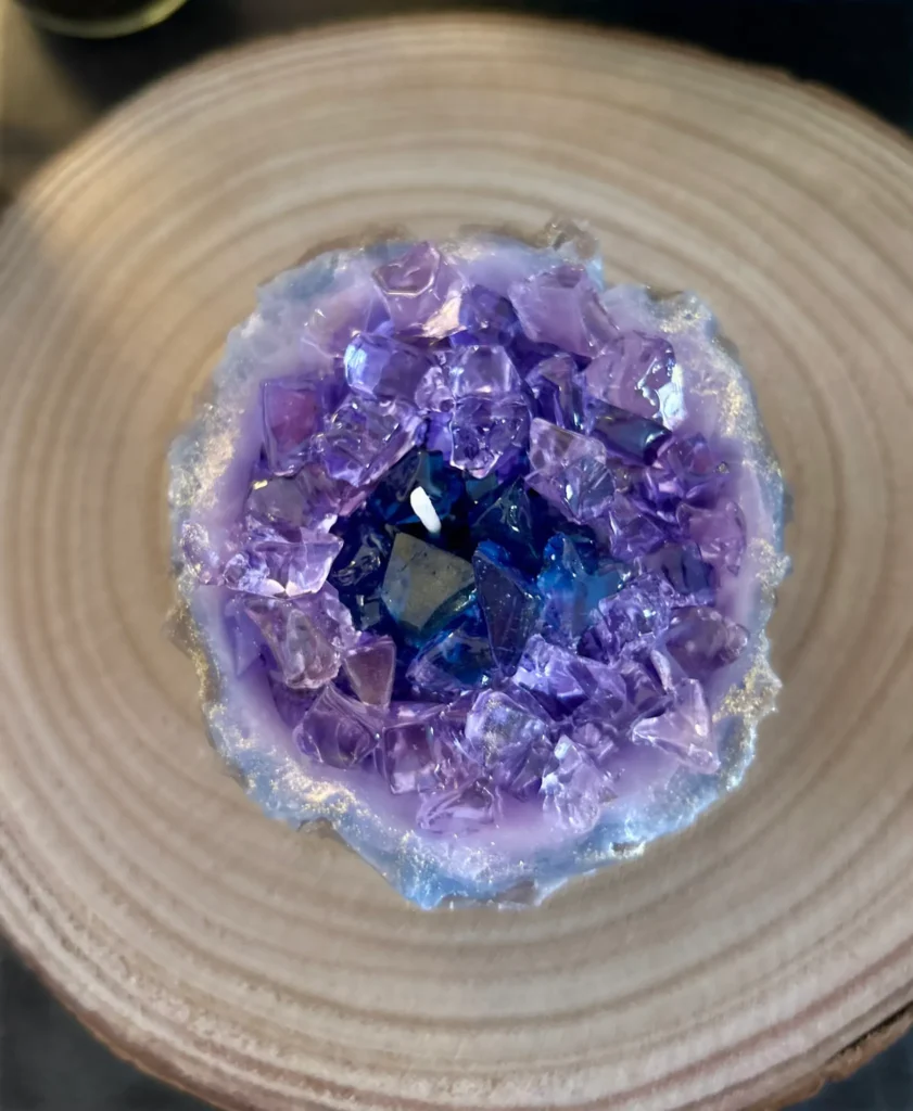 Geoda Mística es una vela artesanal inspirada en la belleza natural de las piedras preciosas.