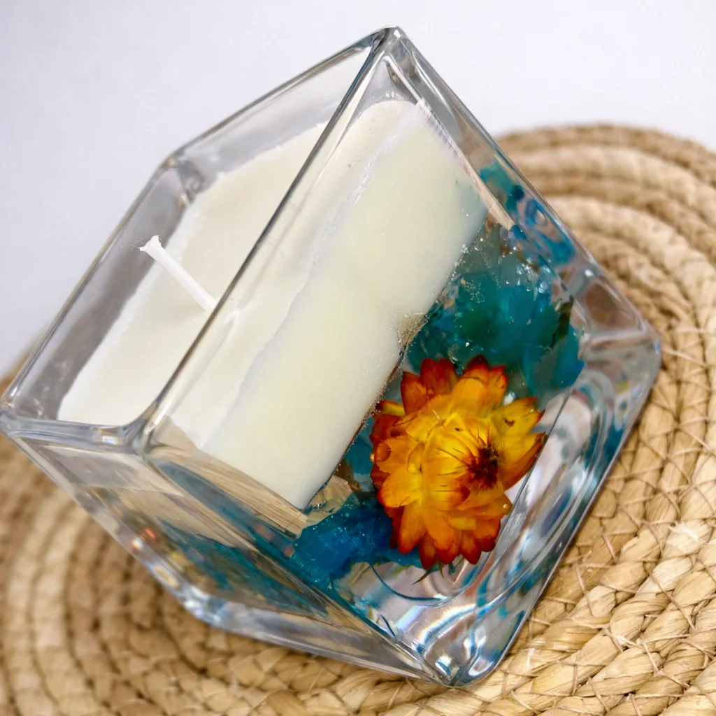 Vela artesanal de soja y gel translúcido con flores decorativas