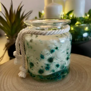Vela artesanal hecha de cera de soja, en frasco de vidrio con flores naturales encapsuladas