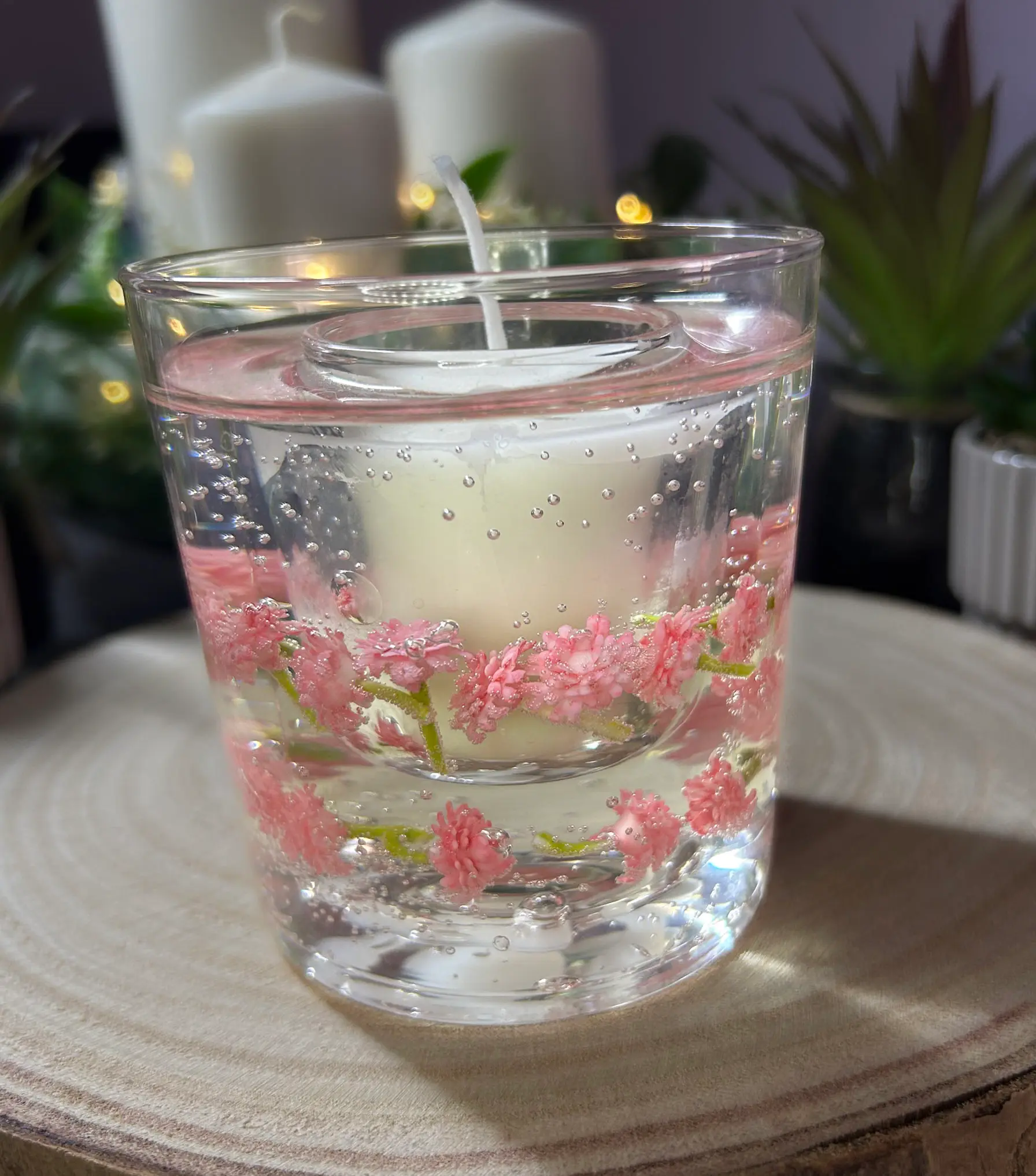 Vela artesanal efecto agua con flores encapsuladas en gel translúcido