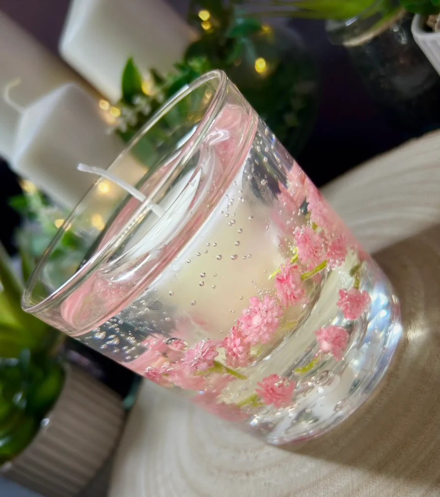 Vela artesanal efecto agua con flores encapsuladas en gel translúcido