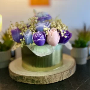 Vela artesanal compuesta por un gran bouquet de rosas, peonías, crisantemos y tulipanes con detalles florales