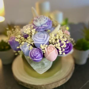 Vela artesanal compuesta por un gran bouquet de rosas, peonías, crisantemos y tulipanes con detalles florales