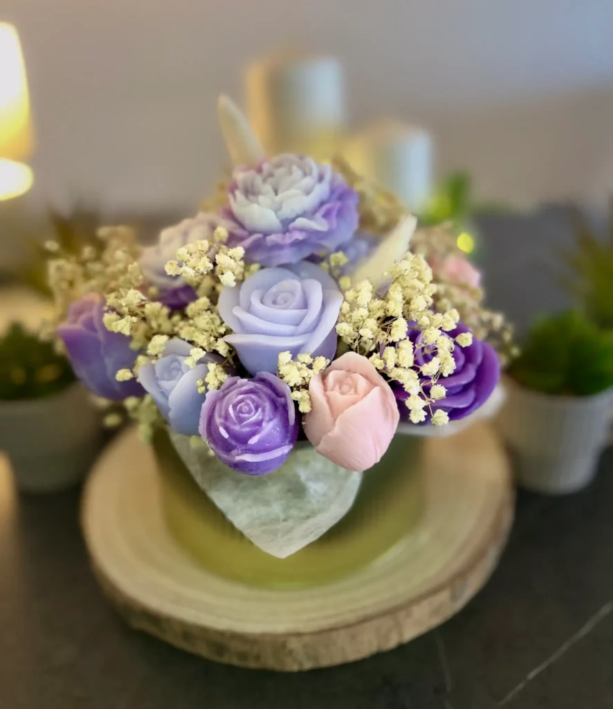 Vela artesanal compuesta por un gran bouquet de rosas, peonías, crisantemos y tulipanes con detalles florales