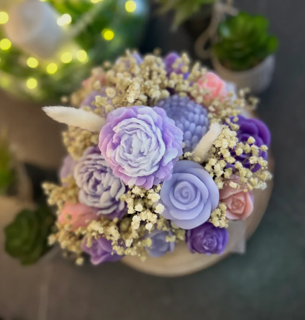 Vela artesanal compuesta por un gran bouquet de rosas, peonías, crisantemos y tulipanes con detalles florales