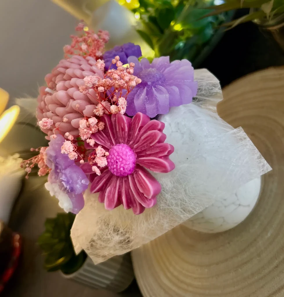 Vela artesanal de Bouquet de flores en tonos rosas y fucsias