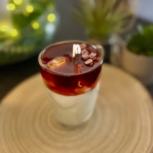 Latte de Luz es una vela artesanal inspirada en la estética irresistible de un café con leche tipo iced coffee