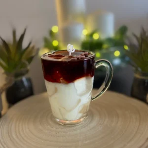 Latte de Luz es una vela artesanal inspirada en la estética irresistible de un café con leche tipo iced coffee