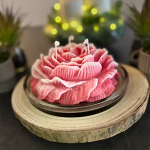 Peonia Eterna es una vela artesanal elaborada con 500 gramos de pura cera de soja natural, diseñada para convertirse en el centro de todas las miradas.