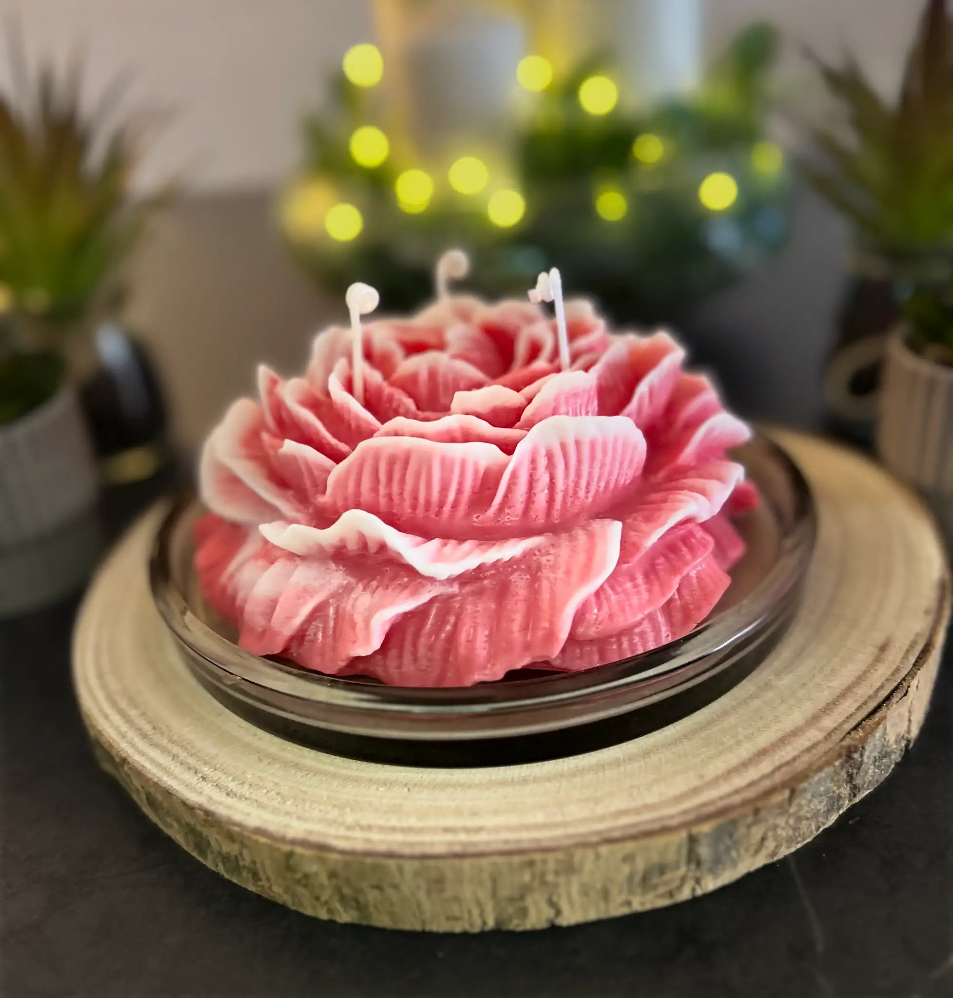 Peonia Eterna es una vela artesanal elaborada con 500 gramos de pura cera de soja natural, diseñada para convertirse en el centro de todas las miradas.