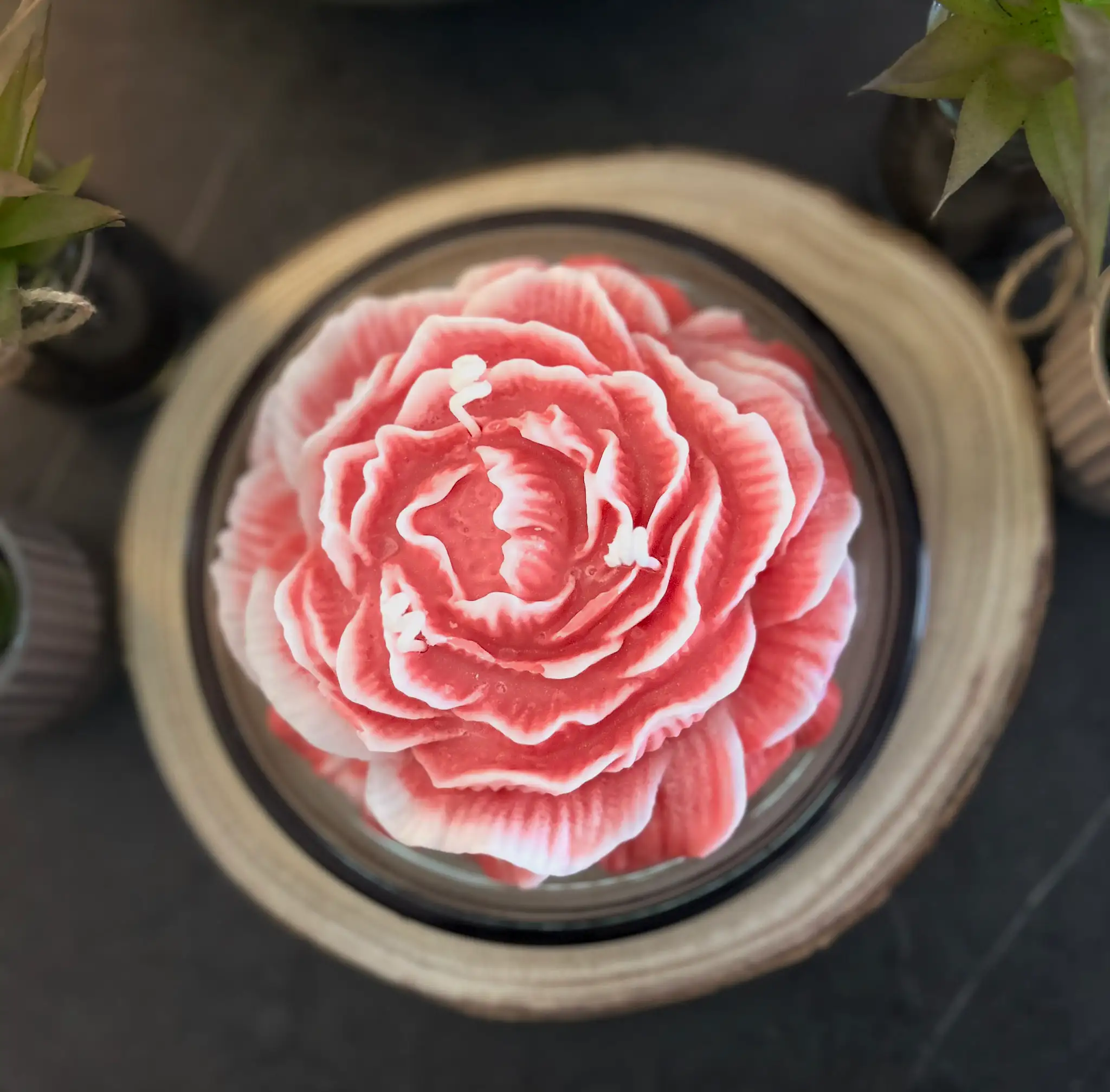 Peonia Eterna es una vela artesanal elaborada con 500 gramos de pura cera de soja natural, diseñada para convertirse en el centro de todas las miradas.