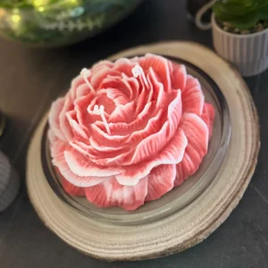 Peonia Eterna es una vela artesanal elaborada con 500 gramos de pura cera de soja natural, diseñada para convertirse en el centro de todas las miradas.