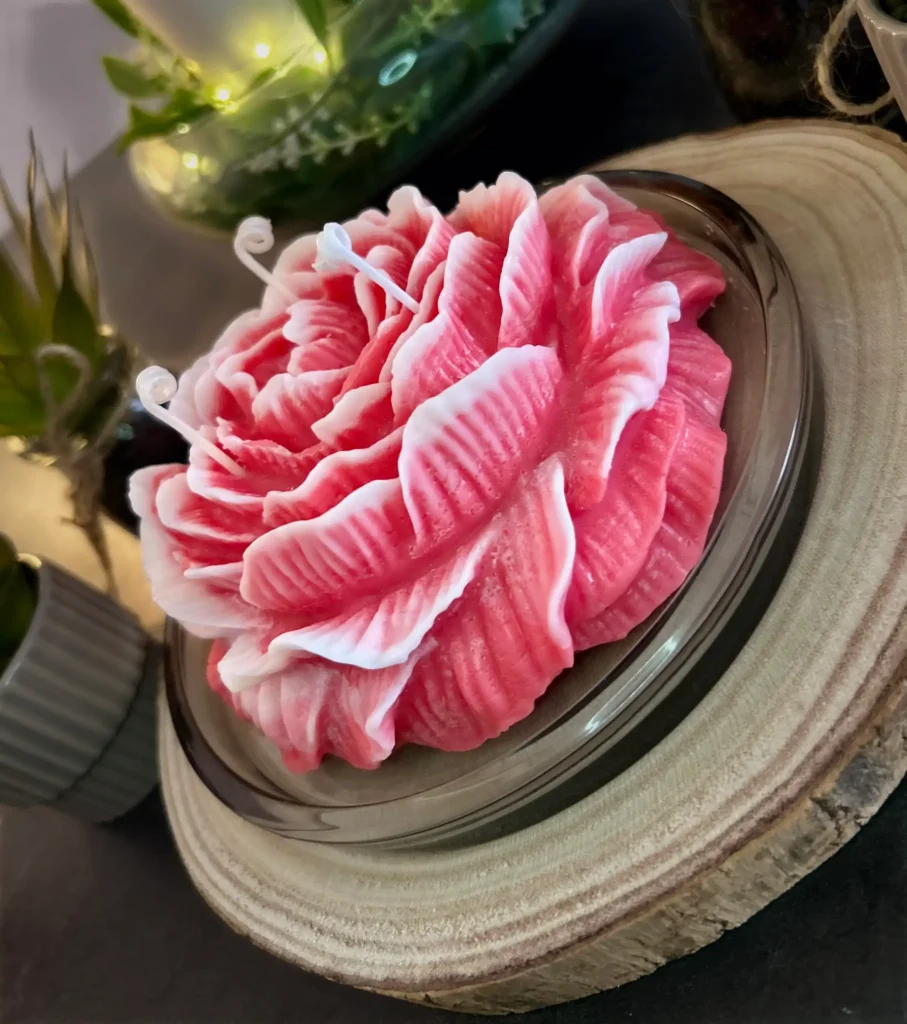 Peonia Eterna es una vela artesanal elaborada con 500 gramos de pura cera de soja natural, diseñada para convertirse en el centro de todas las miradas.