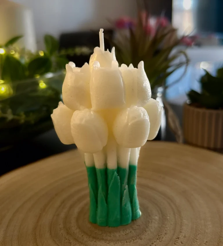 Ramo de Luz es una vela artesanal inspirada en la frescura y elegancia de un pequeño bouquet de tulipanes recién cortados