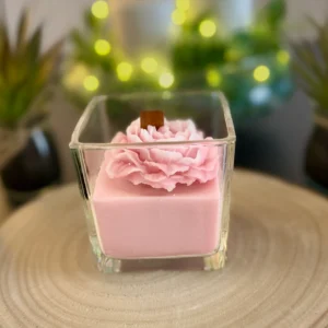 Vela artesanal  con rosa abierta y pabilo de madera que crepita