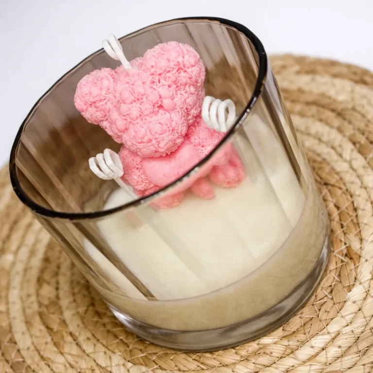 Vela artesanal de osito con textura de pequeñas rosas