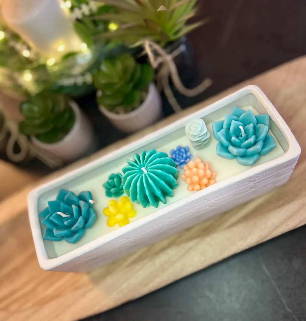 Terrario Zen es una vela artesanal inspirada en la serenidad de los jardines botánicos y la belleza minimalista de los cactus y suculentas