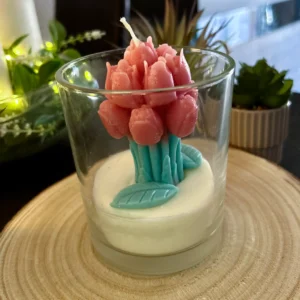 Vela artesanal hecha con cera de soja tulipán en relieve y hojas decorativas en vaso de vidrio