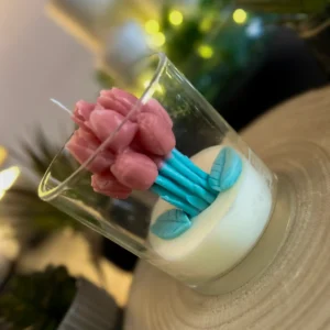 Vela artesanal hecha con cera de soja tulipán en relieve y hojas decorativas en vaso de vidrio