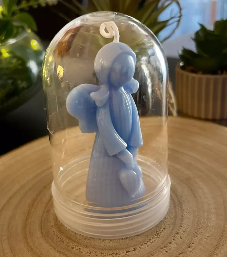 Vela artesanal en forma de ángel con detalle de corazón