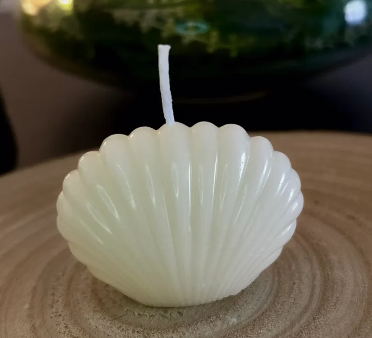 Concha de Luz es una pequeña vela artesanal inspirada en la delicadeza del mar y la calma de la brisa costera.
