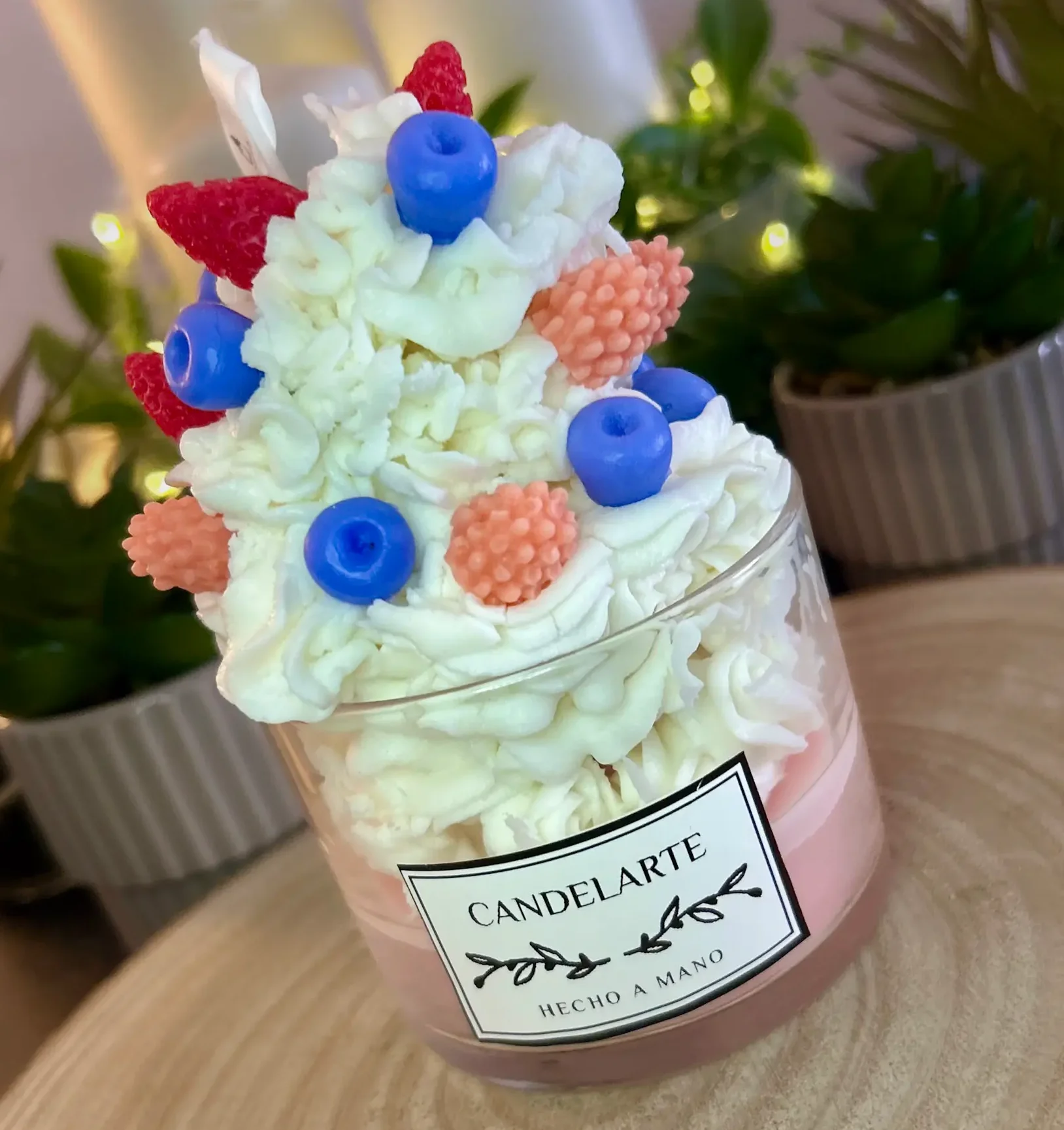 Vela artesanal efecto chantilly con frutos rojos decorativos