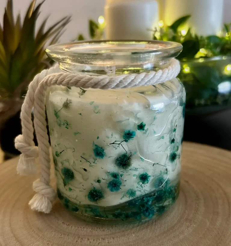 Vela artesanal hecha de cera de soja, en frasco de vidrio con flores naturales encapsuladas