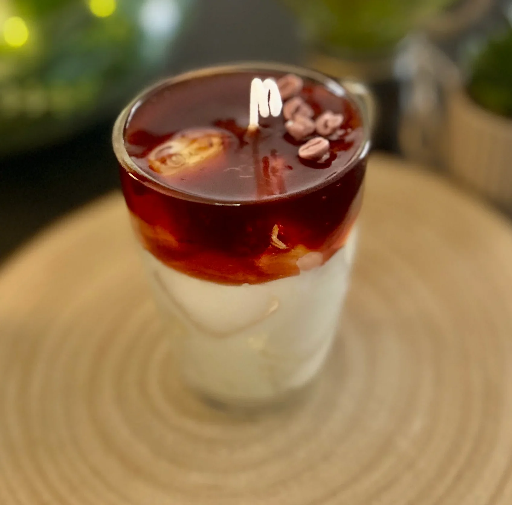 Latte de Luz es una vela artesanal inspirada en la estética irresistible de un café con leche tipo iced coffee