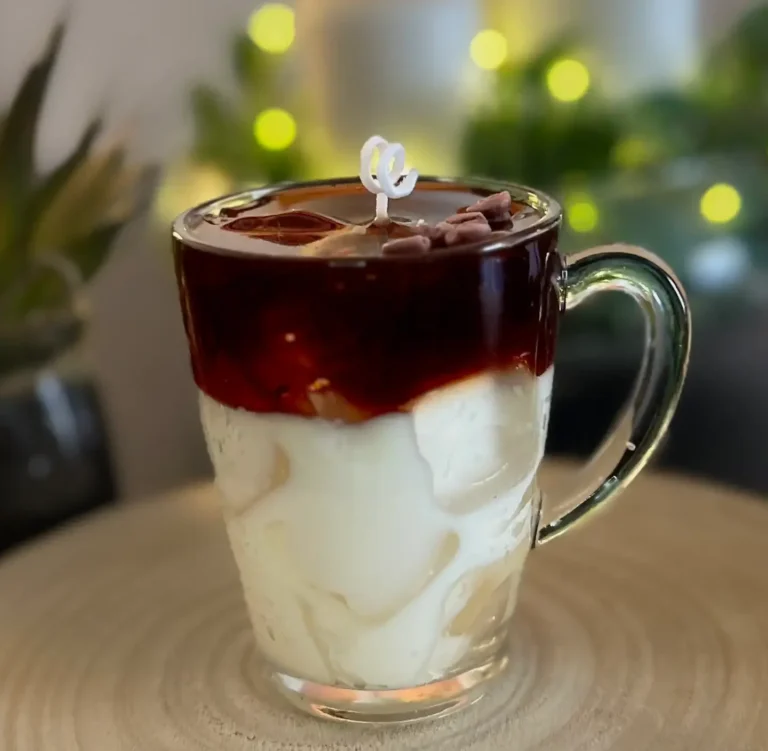 Latte de Luz es una vela artesanal inspirada en la estética irresistible de un café con leche tipo iced coffee