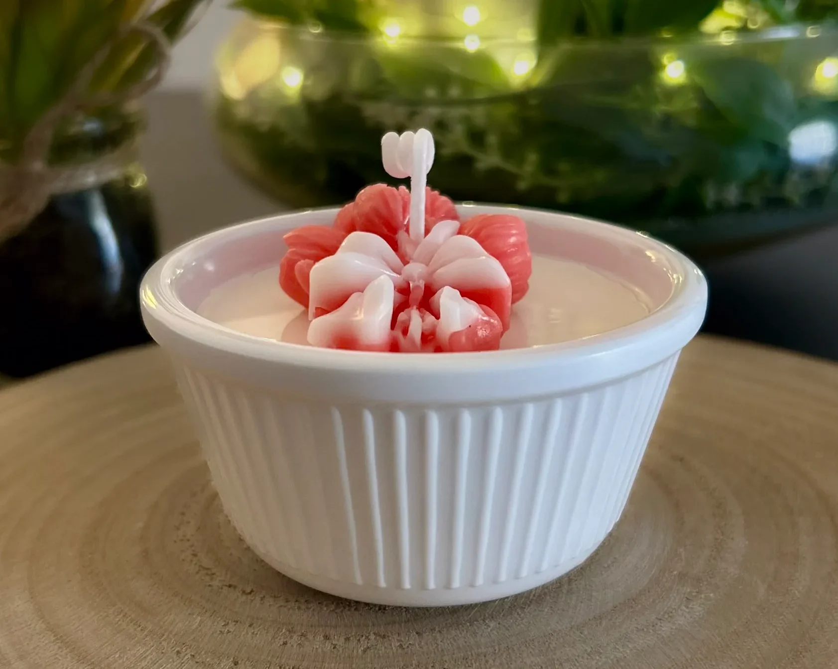 Lazo de Tulipanes es una vela artesanal delicada y romántica que combina la suavidad de la cera de soja con un topping floral