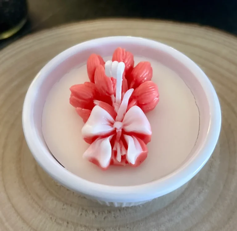 Lazo de Tulipanes es una vela artesanal delicada y romántica que combina la suavidad de la cera de soja con un topping floral